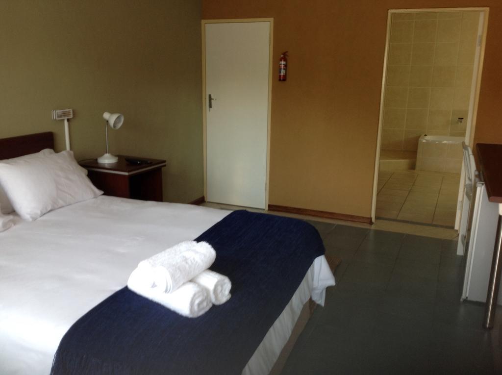 Amigos Bed & Breakfast - No Loadshedding Bed & Breakfast Mbombela Room photo